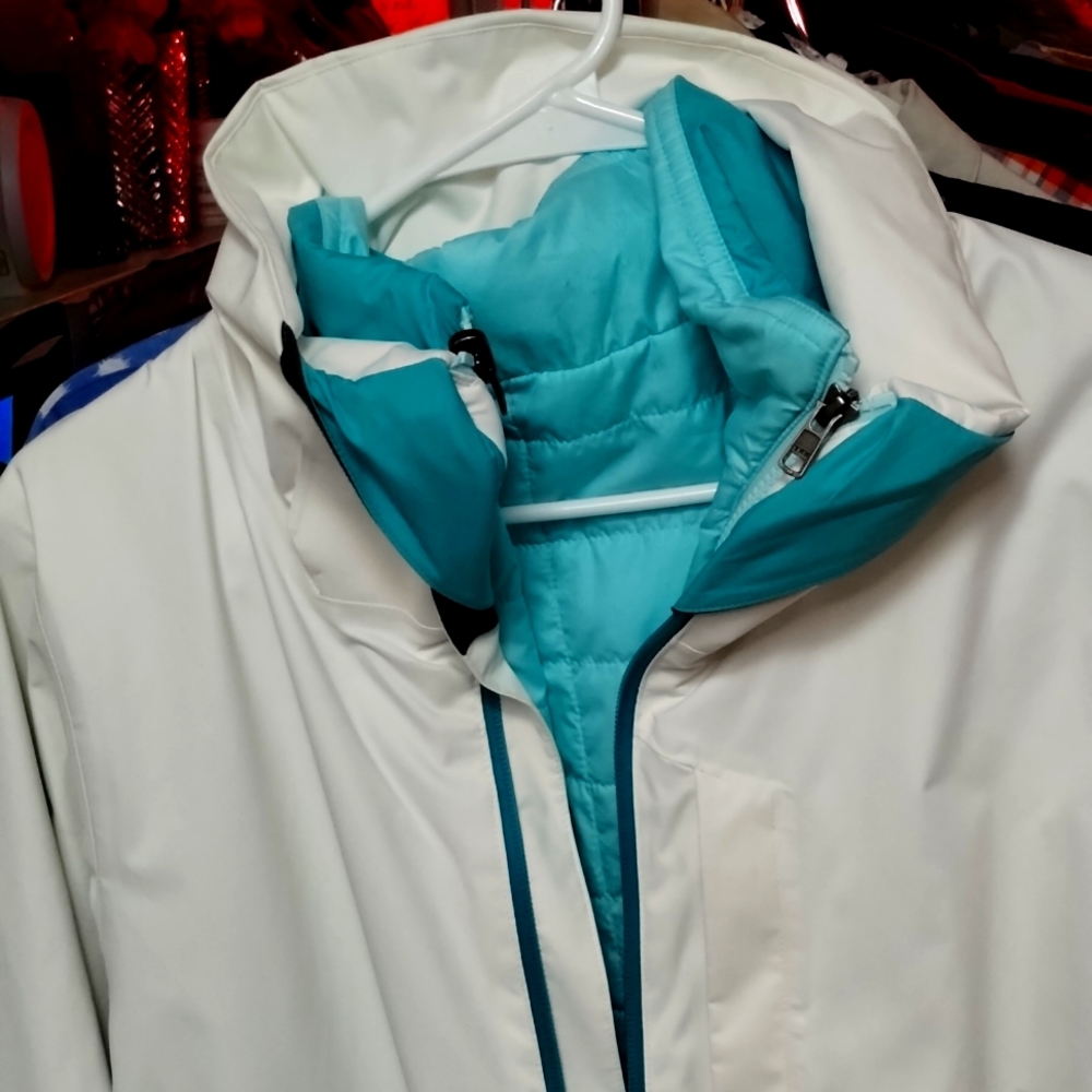 Patagonia women's jacket size small lining of jacket zips out for another jckt